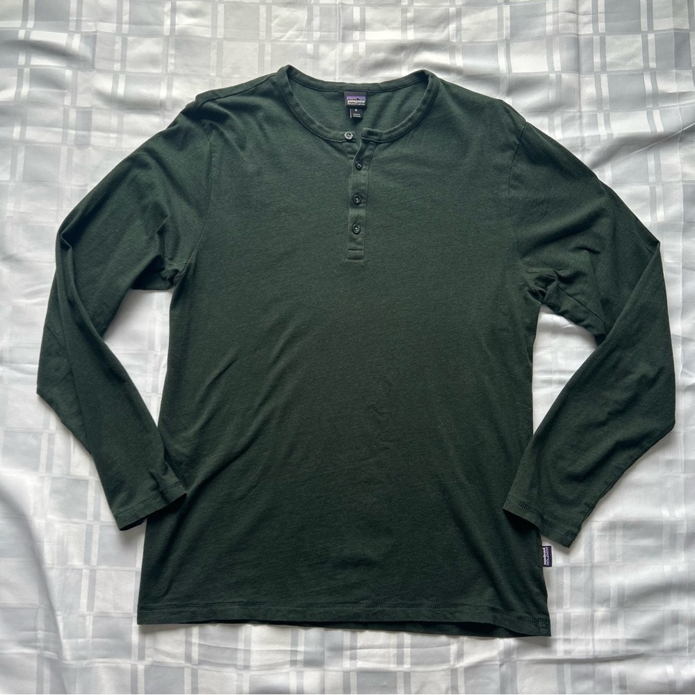 Patagonia “Daily Henley” Long-Sleeve Dark Green Quarter Buttoned Collar Top